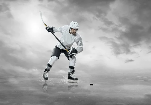 Jogador de hóquei no gelo em ação — Fotografia de Stock