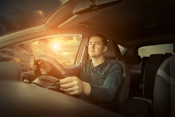 Man die in een auto rijdt. — Stockfoto