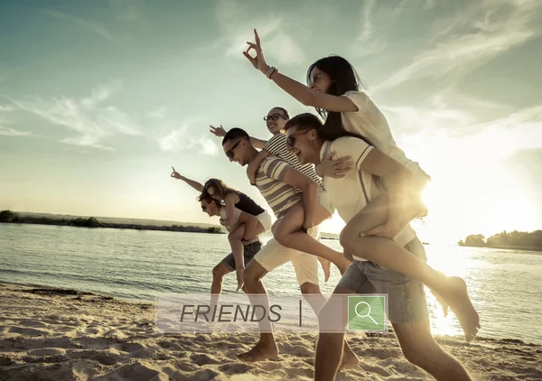 Vrienden leuk op het strand — Stockfoto