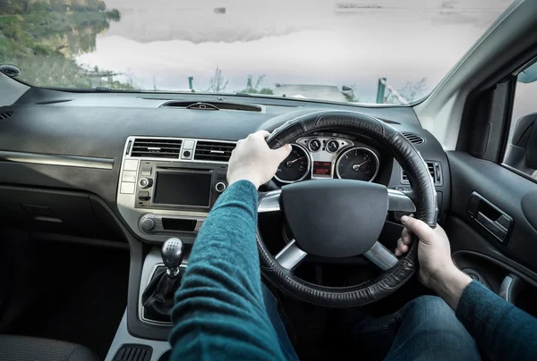 Mãos masculinas dirigindo um carro Fotografia De Stock