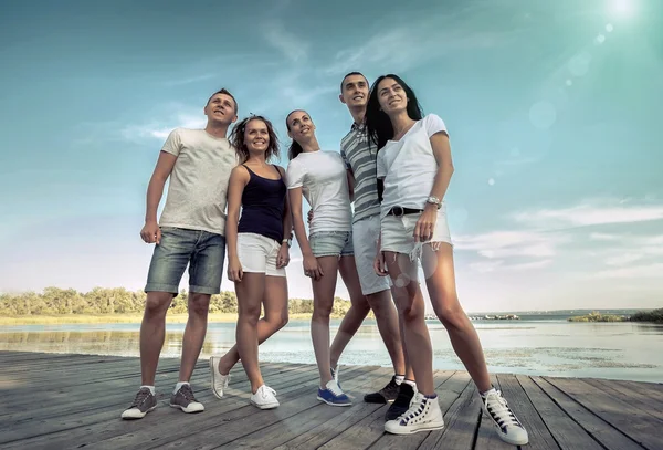 Groep Van Gelukkige Vrienden Onder Zonlicht Stockfoto