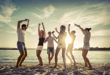 Sahilde arkadaşlar komik dans 