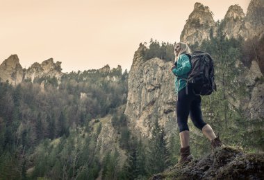 Dağlarda yürüyüş yapan bir kadın