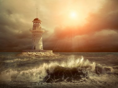 Deniz gökyüzü altında deniz feneri