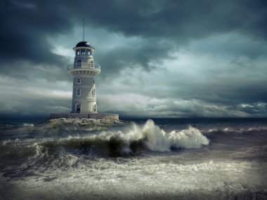 Deniz gökyüzü altında deniz feneri