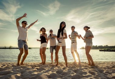 Sahilde arkadaşlar komik dans 