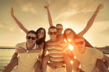 Arkadaşlar eğlenceli plaj 