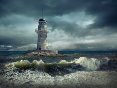 Deniz gökyüzü altında deniz feneri