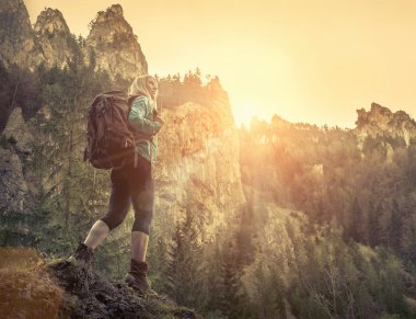 Dağlarda yürüyüş yapan bir kadın