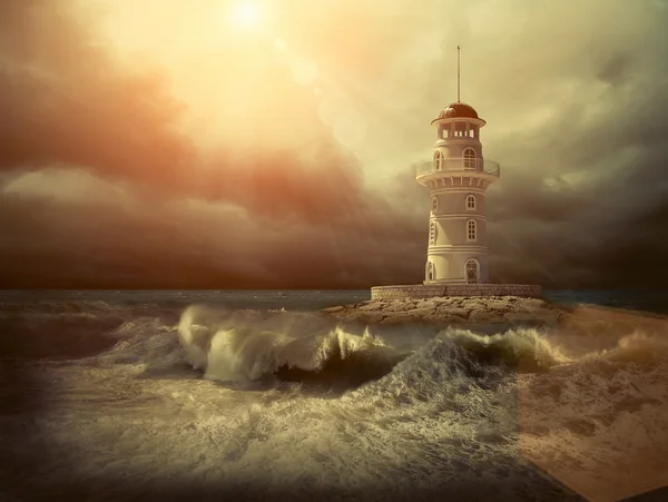 Leuchtturm auf dem Meer unter dem Himmel — Stockfoto