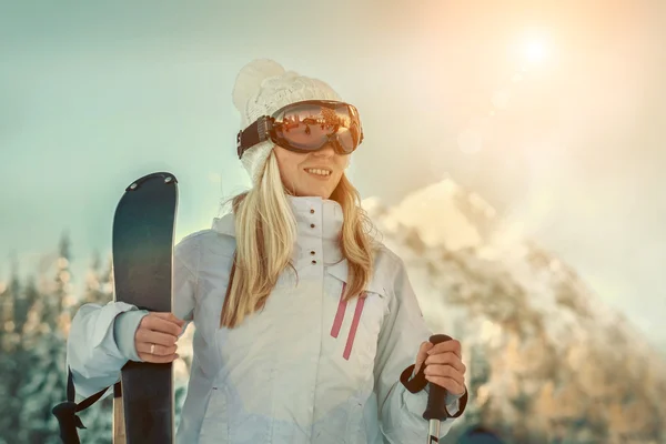 Vrouw in skiresort — Stockfoto