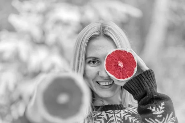 Hembra con ojo de pomelo —  Fotos de Stock