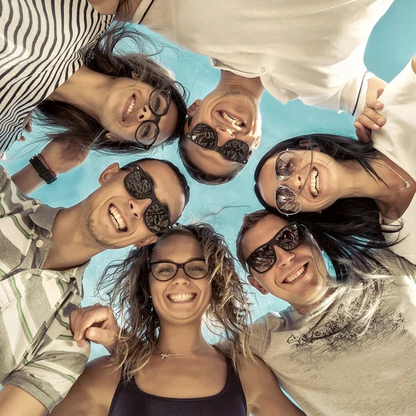 Groupe Amis Sur Plage Sous Soleil — Photo