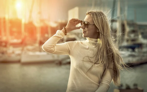 Portret van de vrouw op de achtergrond van de jachten — Stockfoto