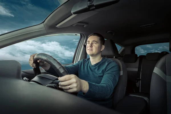 Hombre conduciendo un coche. —  Fotos de Stock