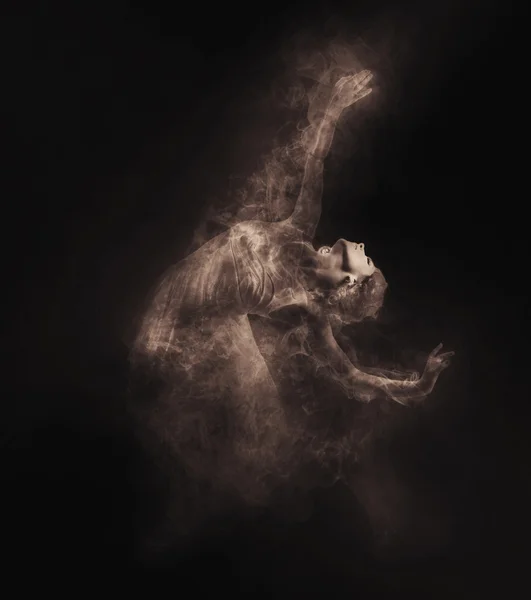 Ballerino da fumo su buio — Foto Stock