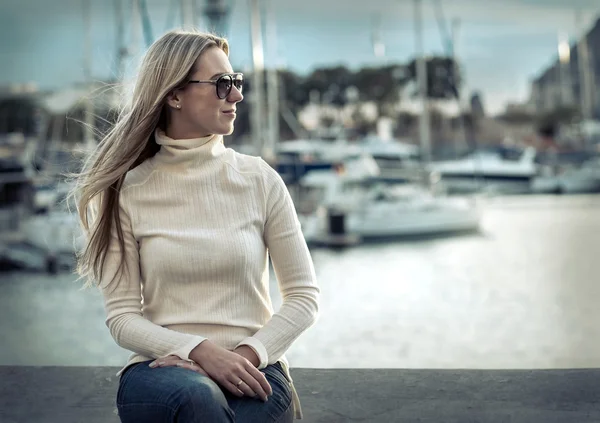 Woman portrait on the yachts background — Stock Photo, Image