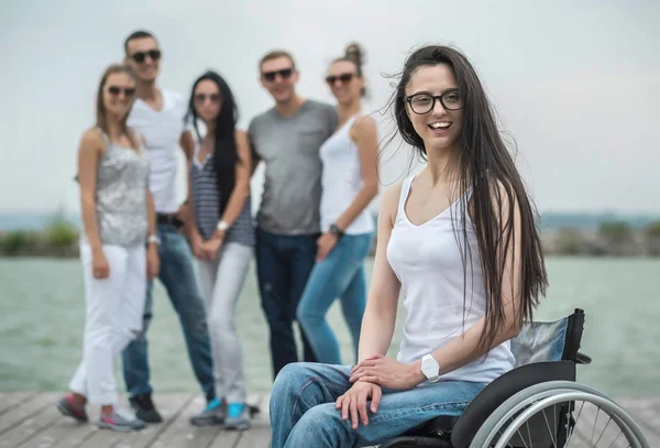 Rıhtımdaki Genç Insanlar Engelli Arkadaşlarıyla Birlikte — Stok fotoğraf