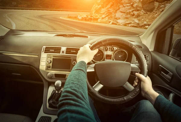 Hombre conduciendo un coche. — Foto de Stock