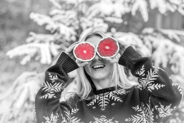 Hembra con ojos de pomelo — Foto de Stock