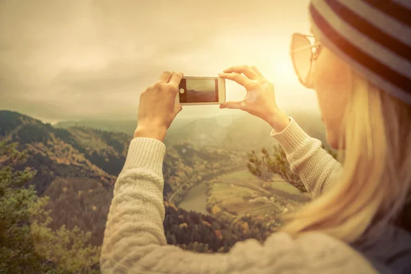 Kvinna som fotograferar natur Visa i bergen — Stockfoto