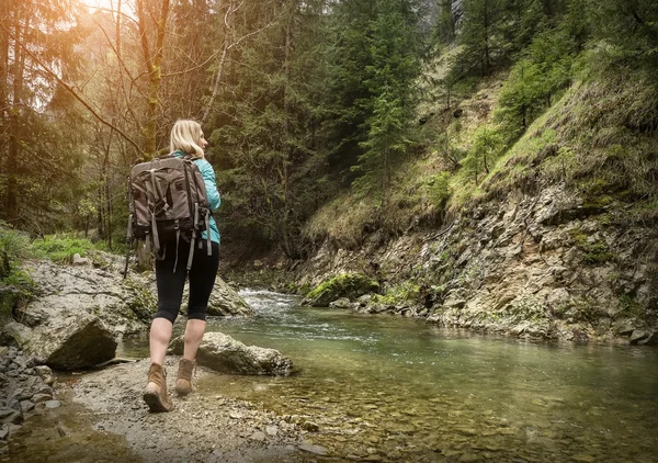 Žena turistika v horách — Stock fotografie