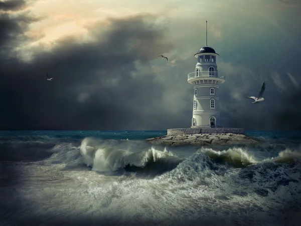 Faro sul mare sotto il cielo — Foto Stock