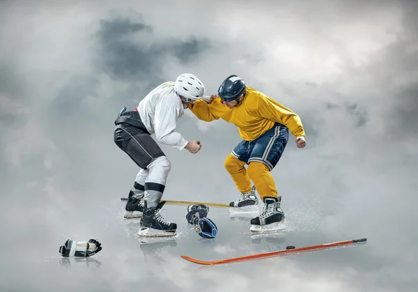 Jugadores de hockey sobre hielo en acción — Foto de Stock