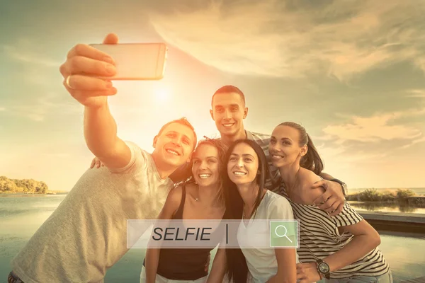 Selfie Amigos Felicidade Grop Sob Luz Solar — Fotografia de Stock