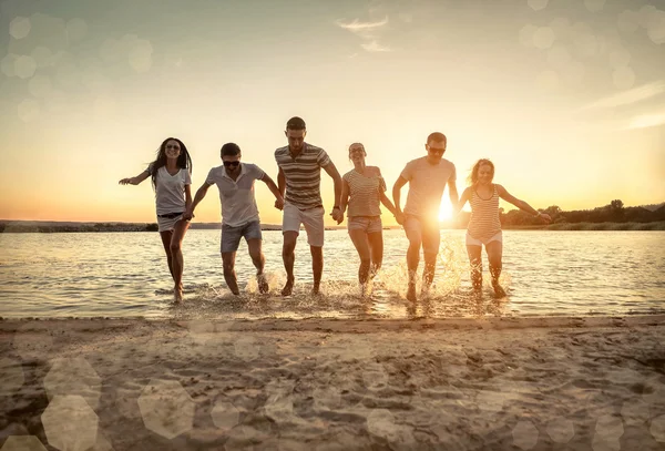 Silhouette Einer Gruppe Junger Leute Strand — Stockfoto