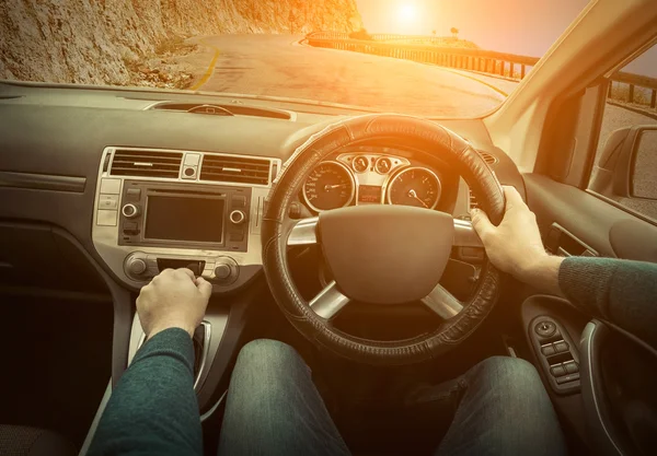 Hombre conduciendo un coche. — Foto de Stock