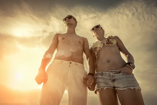 Couple rester sur la plage — Photo