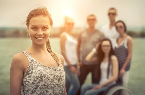 Jóvenes Muelle Con Ellos Amigos Discapacitados — Foto de Stock