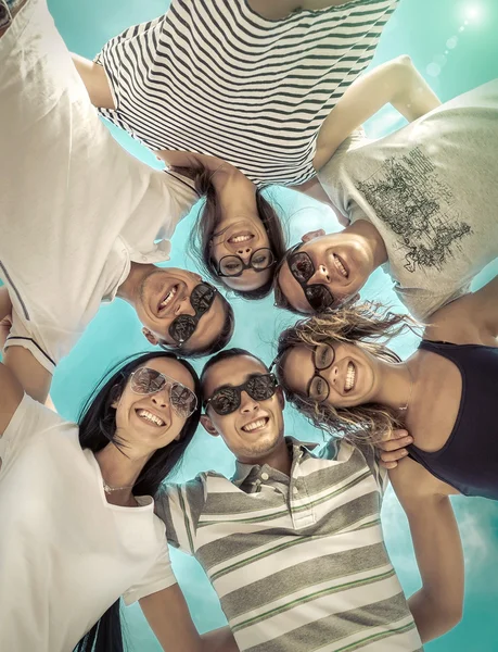 Gruppe Von Freunden Strand Unter Sonnenlicht — Stockfoto