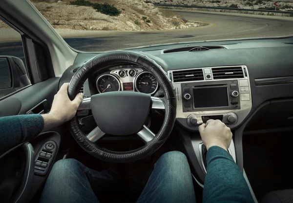 Hombre conduciendo un coche. — Foto de Stock