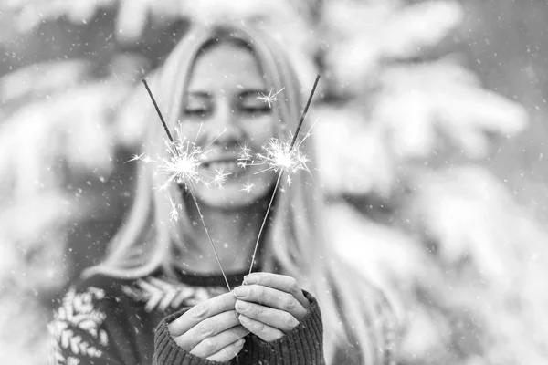 Kvinna med tomtebloss på vintern — Stockfoto