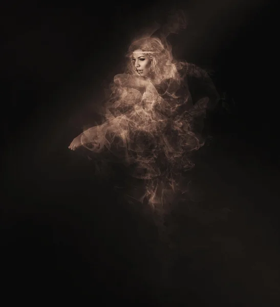 Bailarina de humo en la oscuridad —  Fotos de Stock