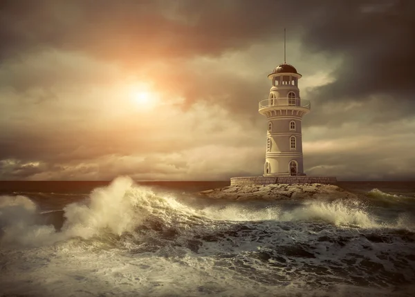 Vuurtoren op de zee onder hemel — Stockfoto