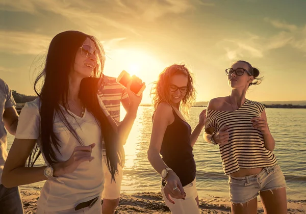 Amici divertente danza sulla spiaggia — Foto Stock