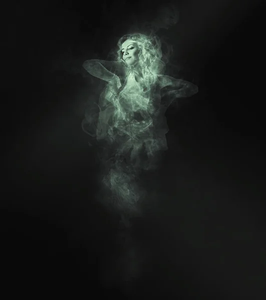 Tänzer aus Rauch auf dunkel — Stockfoto