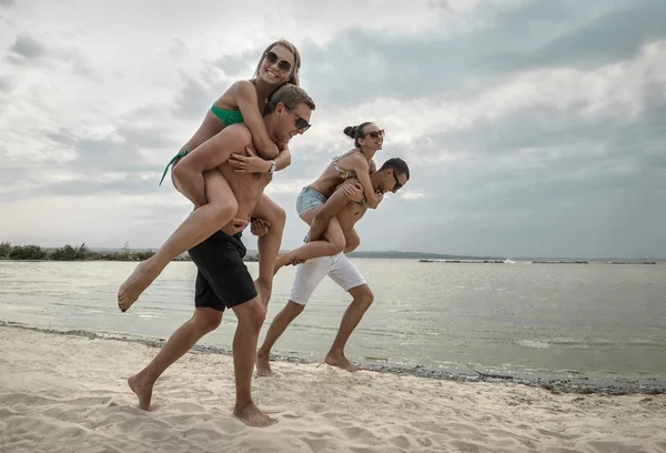 Amici Divertimento Sulla Spiaggia Sotto Luce Del Sole Del Tramonto — Foto Stock