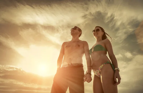 Casal Ficar Praia Sob Céu Com Luz Solar — Fotografia de Stock