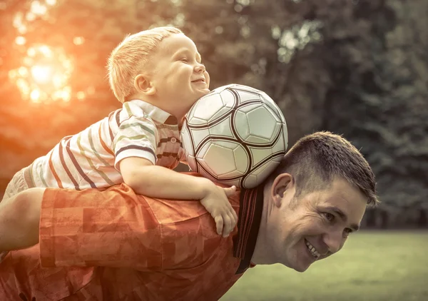 Otec a syn hrají fotbal — Stock fotografie