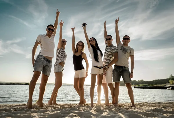 Vänner rolig Dans på stranden — Stockfoto