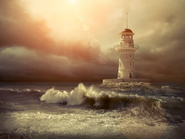 Leuchtturm auf dem Meer unter dem Himmel — Stockfoto
