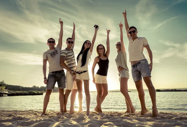 Sahilde arkadaşlar komik dans 