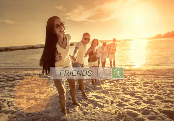 Divertimento degli amici sulla spiaggia — Foto Stock