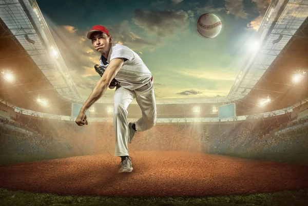 Hráč baseballu v akci — Stock fotografie