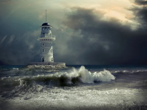 Farol no mar sob o céu — Fotografia de Stock