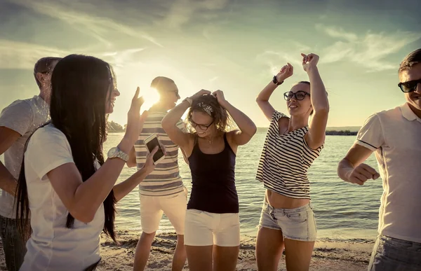 Amigos baile divertido en la playa —  Fotos de Stock
